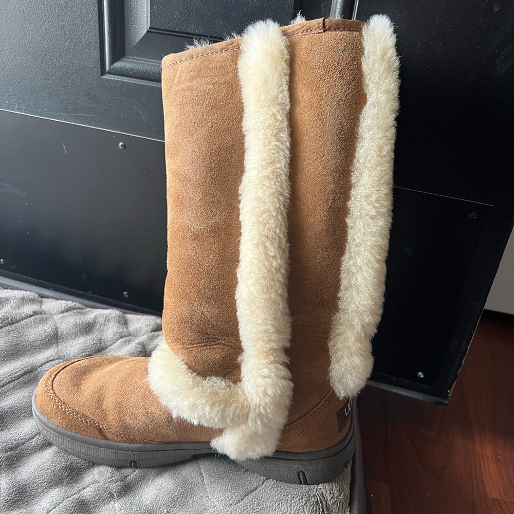Women’s size 7 UGG boots. New condition!